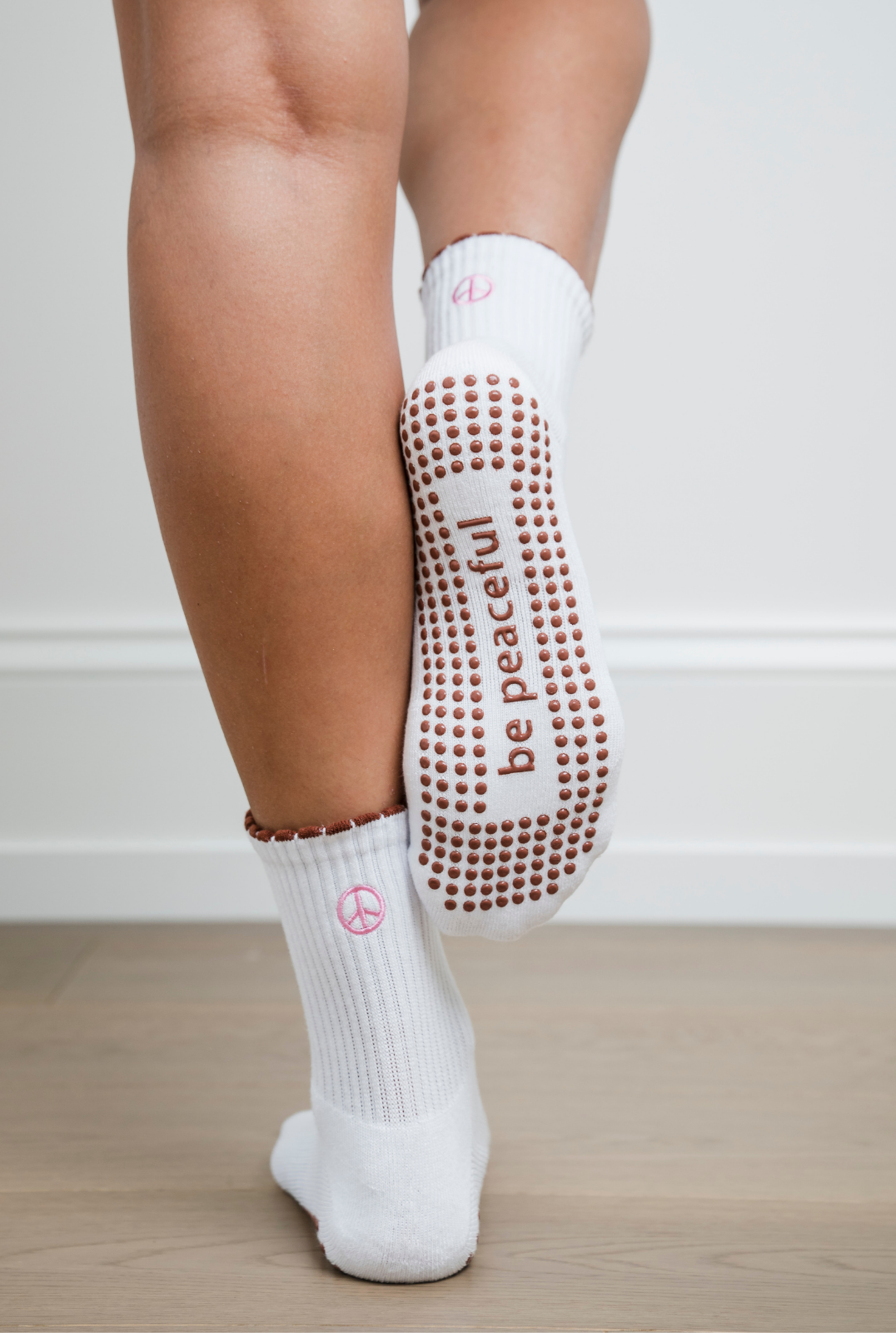 Short Crew Be Peaceful Icon Grip Socks (Zen)