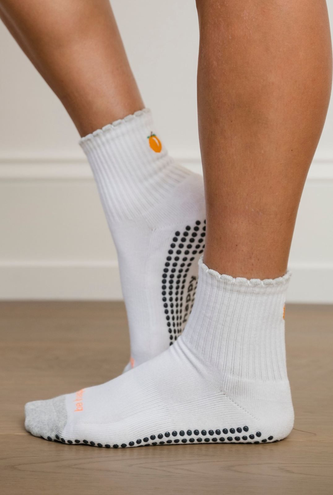 Short Crew Be Happy Icon Grip Socks (Peach)
